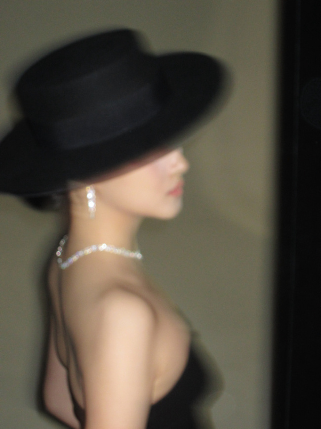 关晓彤穿抹胸纱裙配宽檐黑帽 红唇冷眸优雅又贵气