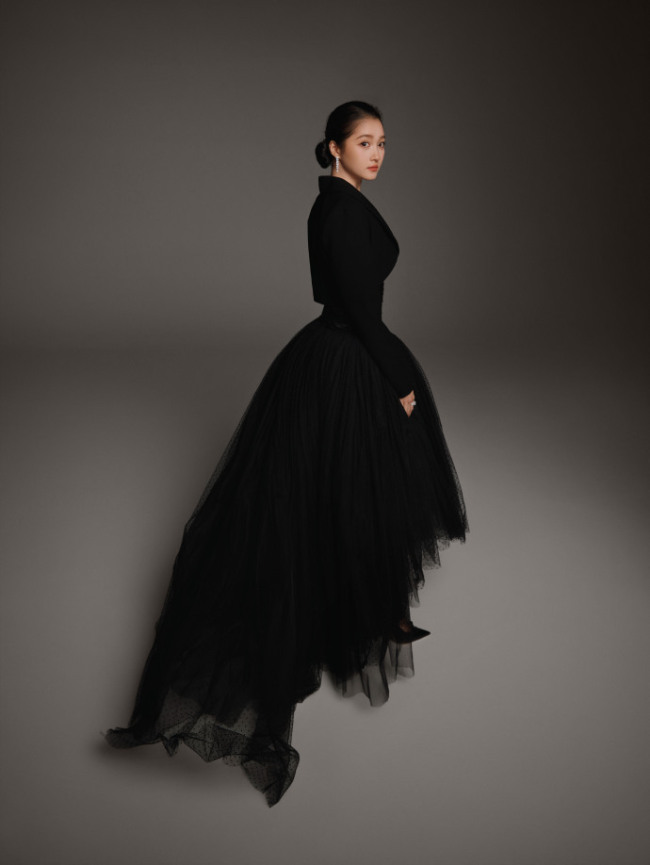 关晓彤穿抹胸纱裙配宽檐黑帽 红唇冷眸优雅又贵气