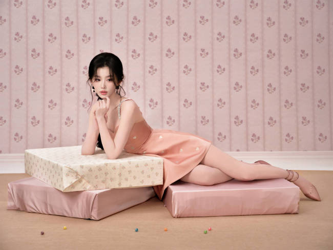 孔雪儿粉色吊带裙元气甜美 妆容精致魅力四射