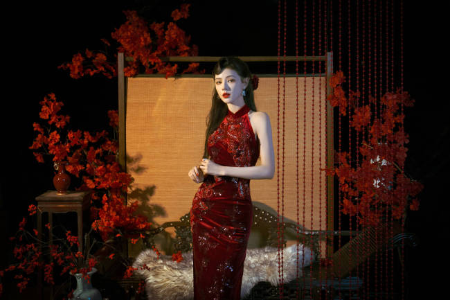 张予曦穿红色旗袍明艳动人!宛若玫瑰女郎性感妩媚