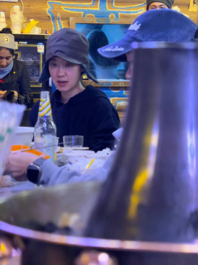 贾玲与张小斐新疆聚餐被偶遇 亲密互动感情深厚