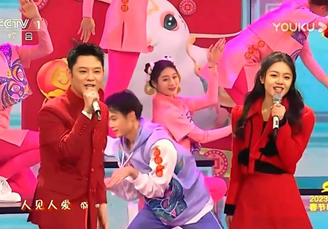 凤凰传奇喜气洋洋现身北京台春晚