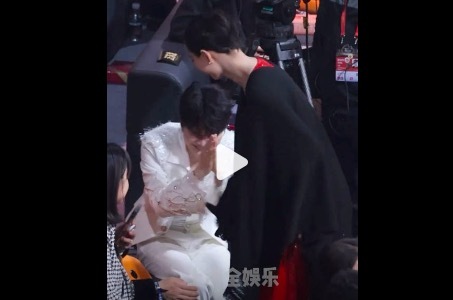 周深不遏抑绊到倪妮一个劲儿说念歉