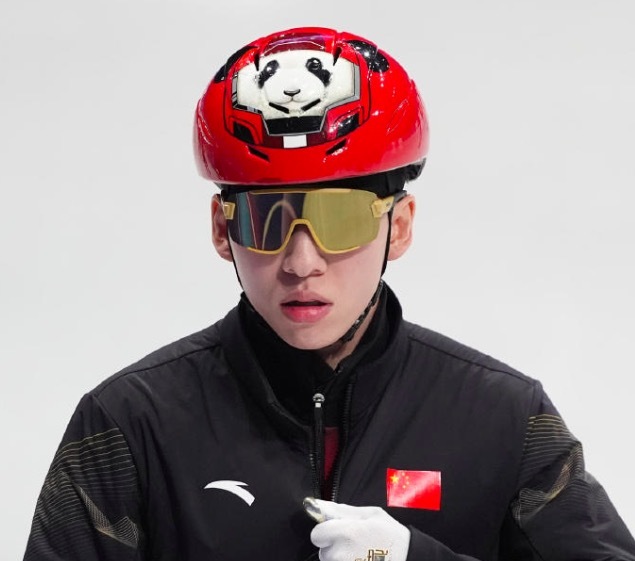 林孝埈熊猫头盔转头