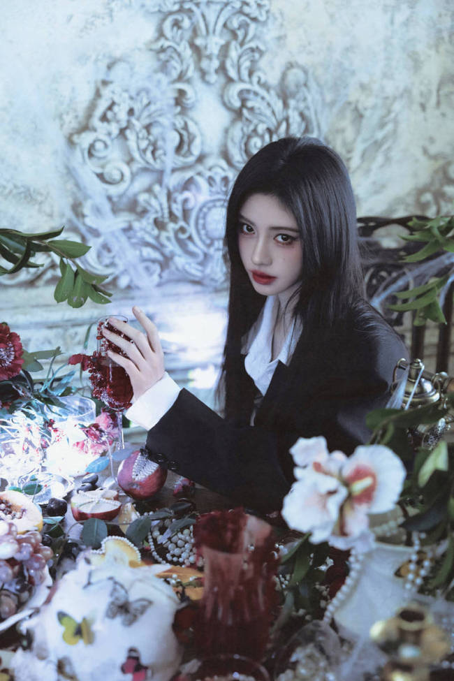 鞠婧祎化身暗黑学院风阴郁少女!眼神犀利气场全开