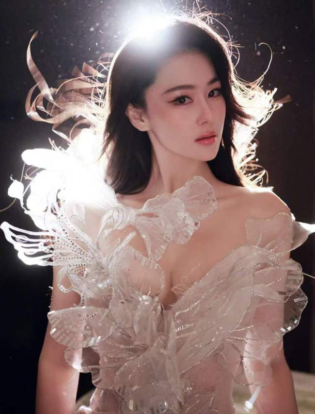 张馨予穿蝴蝶纱裙勾勒完美身材 眼神清冷又妩媚