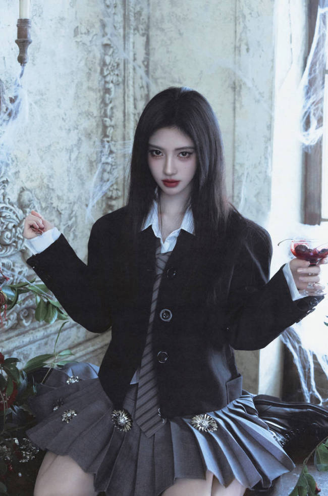 鞠婧祎化身暗黑学院风阴郁少女!眼神犀利气场全开