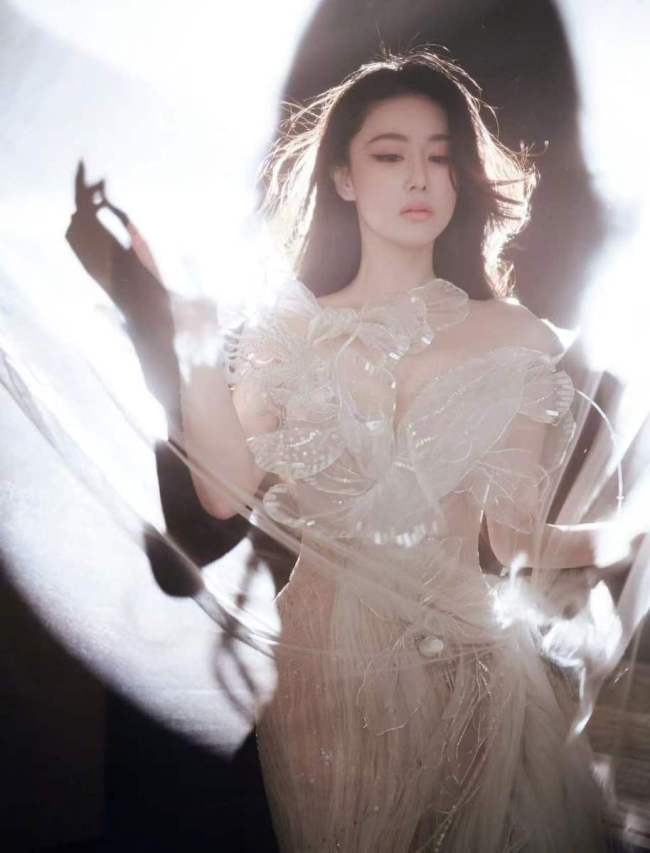 张馨予穿蝴蝶纱裙勾勒完美身材 眼神清冷又妩媚