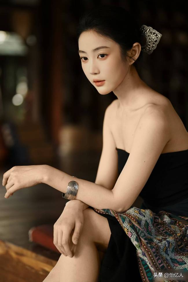 浙江传媒学院校花 黄云云 五官卓著好意思颜动东说念主 皮肤皎洁 低调好意思女的演艺之路