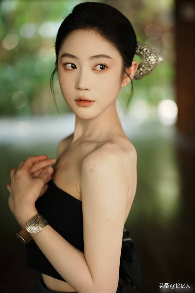 浙江传媒学院校花 黄云云 五官卓著好意思颜动东说念主 皮肤皎洁 低调好意思女的演艺之路