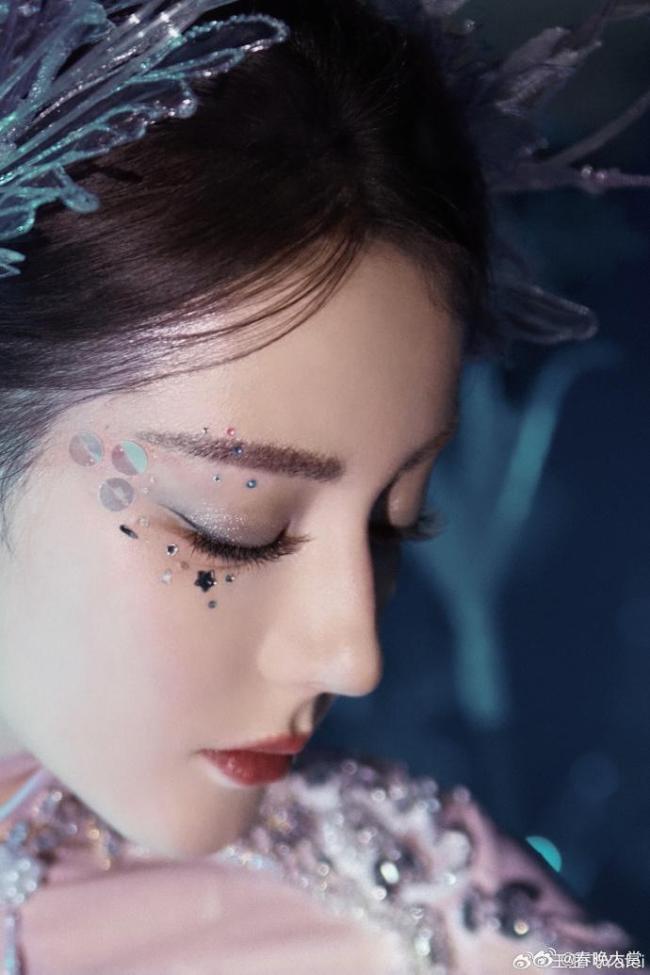 迪丽热巴春晚化妆师曾是爆款制造机 争议继续