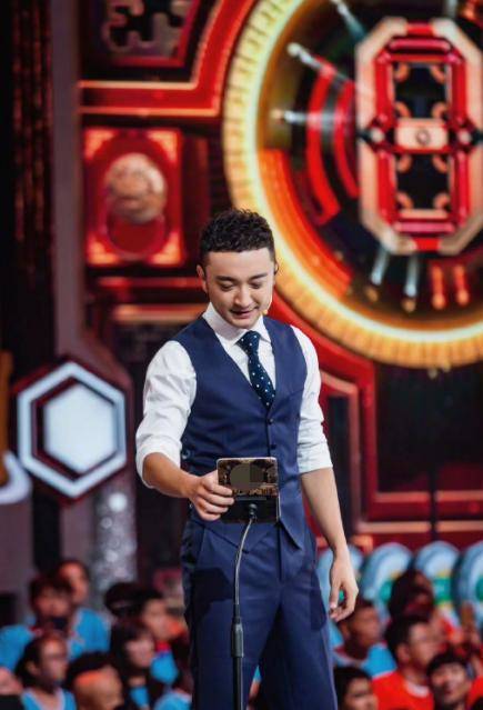 尼格买提曝和撒贝宁只可怼 互掐背后的伯仲情深