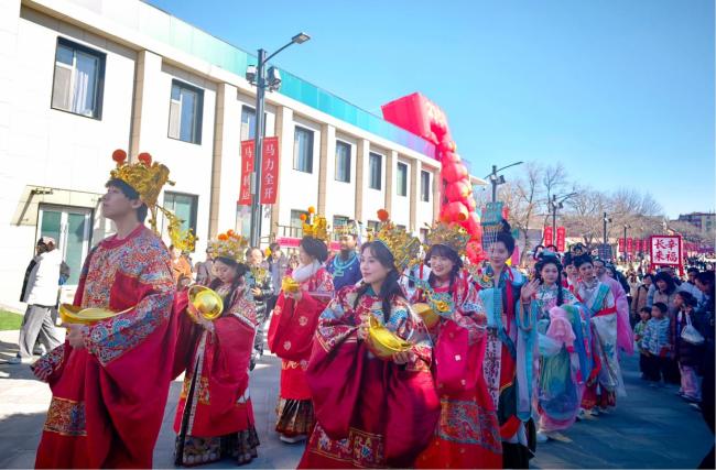 起猛了众贤良陪宁波市民过大年 国潮巡游添新春喜气