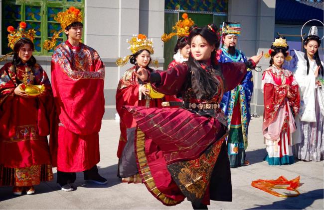 起猛了众贤良陪宁波市民过大年 国潮巡游添新春喜气