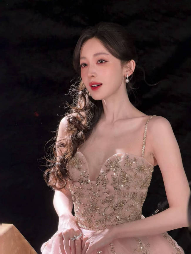 古力娜扎写真大片曝光!穿闪亮花朵吊带裙美若天仙