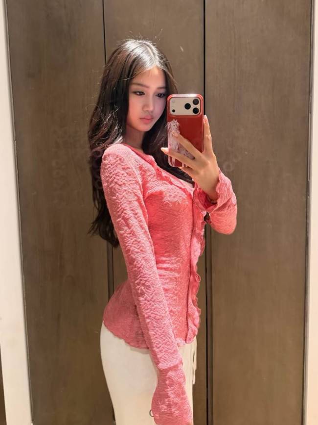 钟丽缇16岁女儿晒美照 穿紧身裙前凸后翘好性感