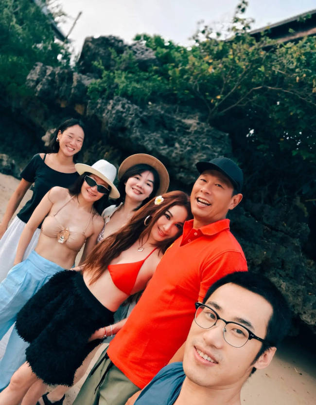 “最美妲己”温碧霞晒泳池大片!穿红泳装性感明艳