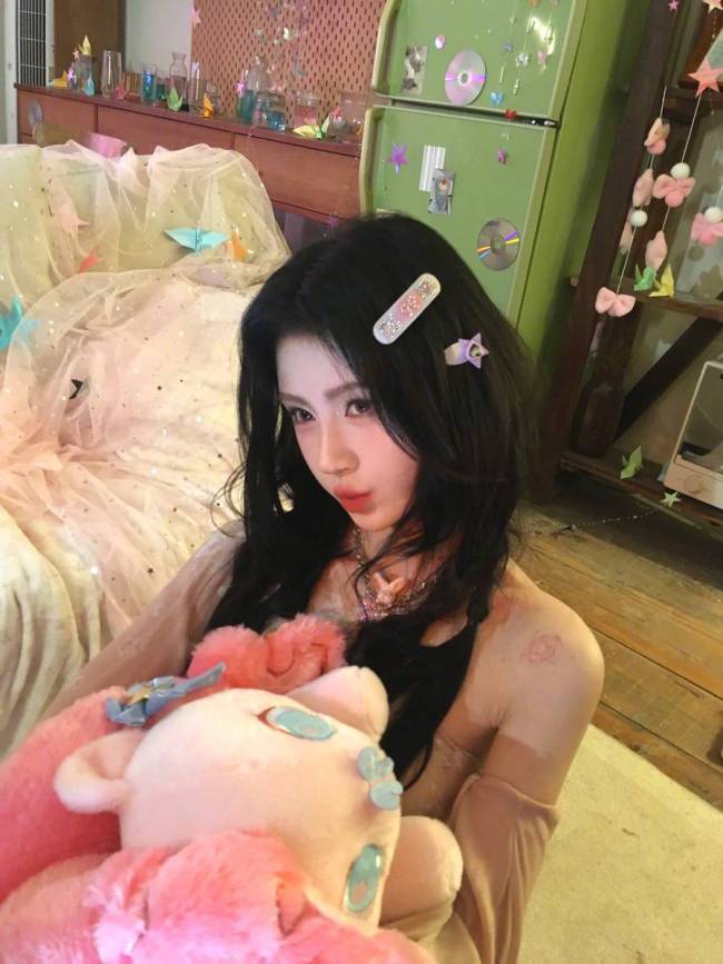 鞠婧祎梦幻少女风穿搭美到犯规!嘟嘴卖萌可爱迷人