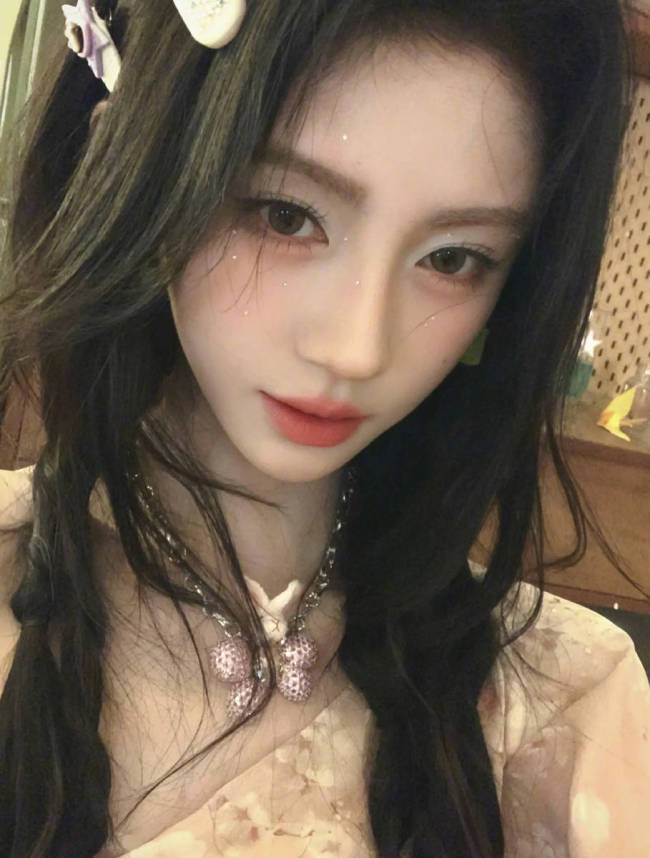 鞠婧祎梦幻少女风穿搭美到犯规!嘟嘴卖萌可爱迷人