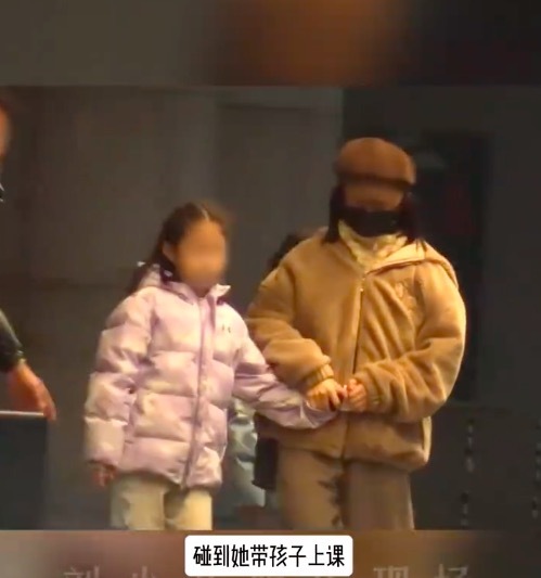 谢娜带双胞胎女儿上课 画面温馨有爱