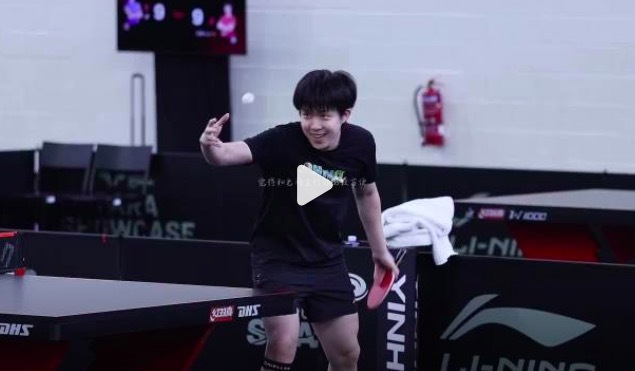 王楚钦又练上右手了 球迷:兴趣又佩服