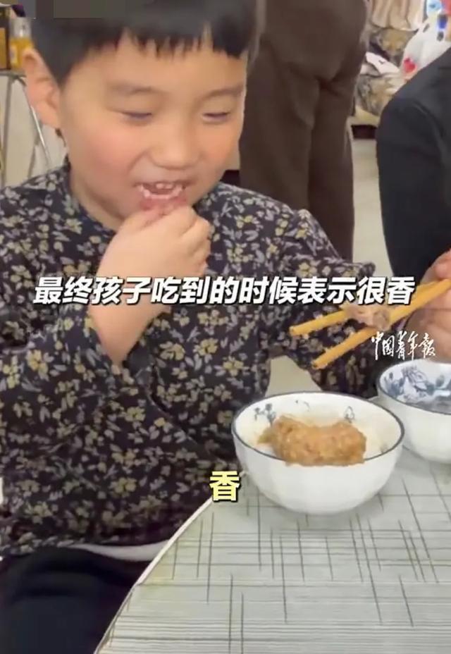 男孩庙会套中的大鹅被杀后崩溃大哭 从哭泣到品尝的转变