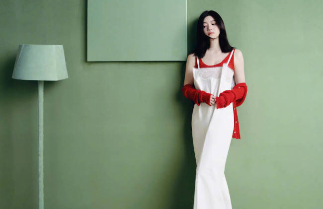 陈妍希红白叠穿甜笑俏皮 发丝飞扬尽显少女感