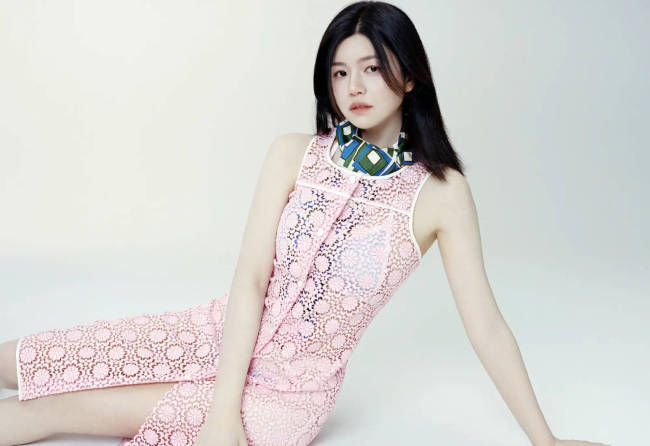 陈妍希红白叠穿甜笑俏皮 发丝飞扬尽显少女感