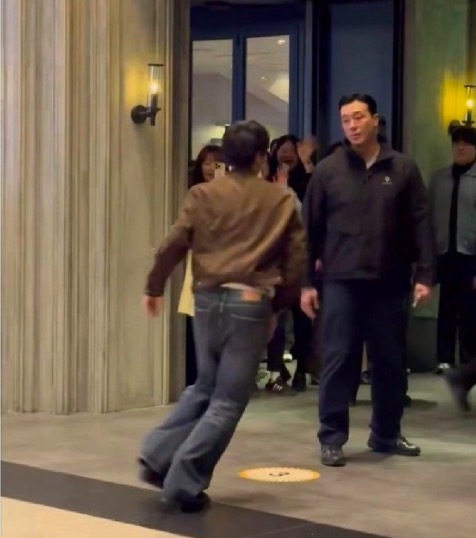 笑不活了!保镖对IU和曹承衍的表情差异