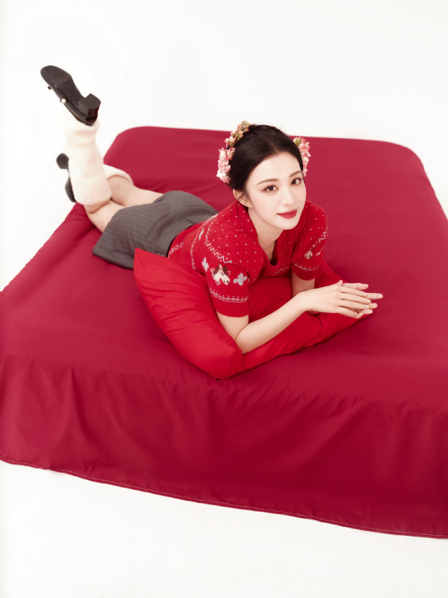 王楚然头戴玫瑰花俏丽可人 手拿烟花棒少女感满满