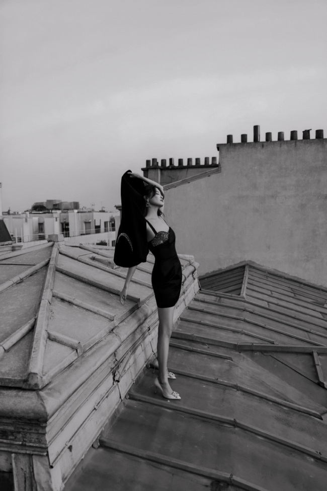 辛芷蕾穿黑西装漫步巴黎街头 美腿纤细曲线曼妙