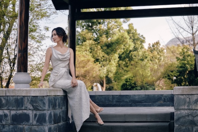 卢靖姗穿银白刺绣裙清冷贵气 高开叉设计气场十足