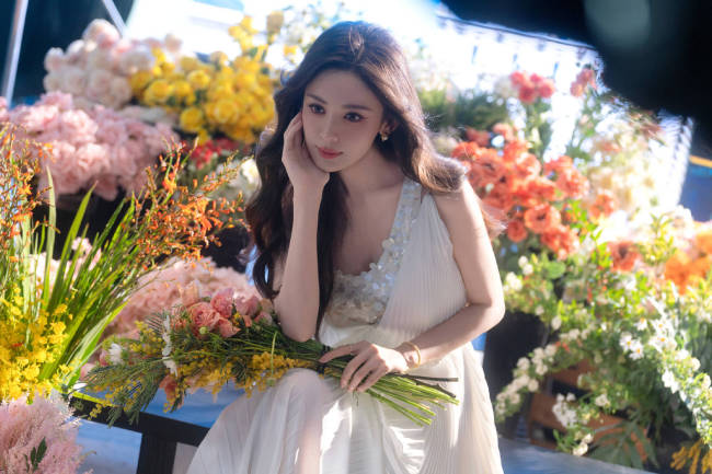 娜扎化身春日捧花少女!穿白色长裙气质清纯动人