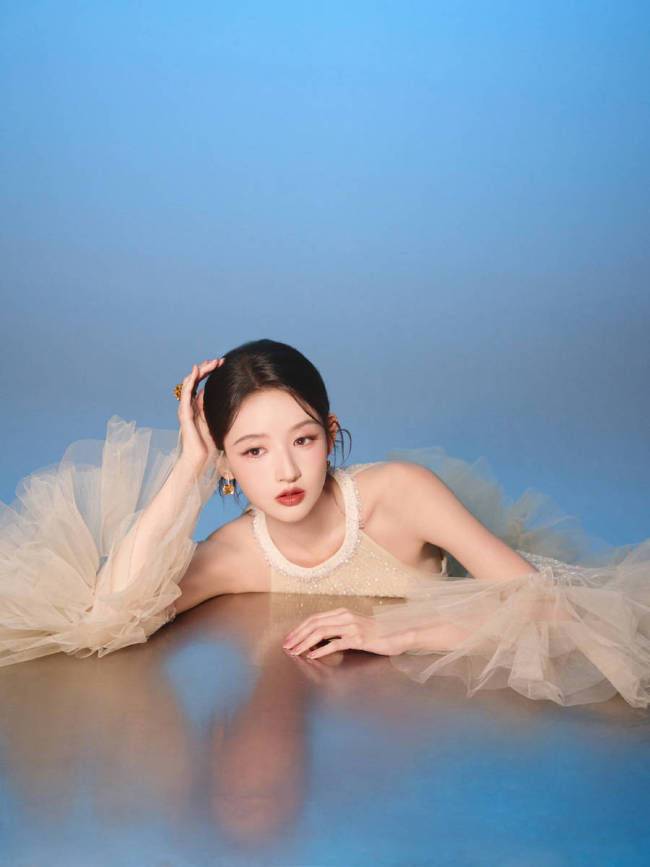 王玉雯穿亮片轻纱裙似优雅天鹅!美貌养眼气质在线