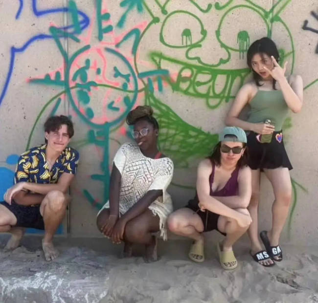 黄多多海边比基尼照曝光!秀曼妙身姿少女感十足