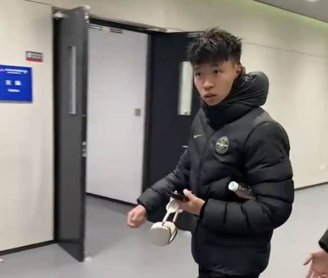 被批态度差！19岁王钰栋拿MVP后冷脸离开+仅答1问题 疑似回击嘘声