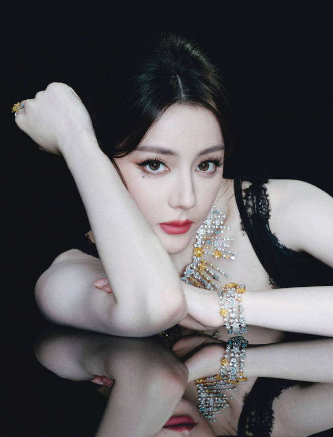 迪丽热巴穿黑蕾丝裙性感妩媚 戴钻石首饰华丽耀眼
