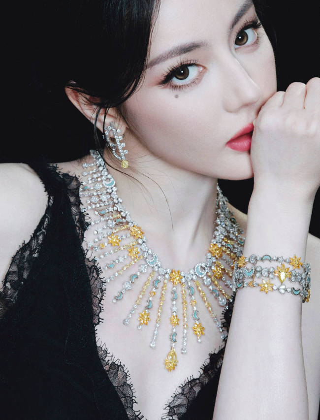 迪丽热巴穿黑蕾丝裙性感妩媚 戴钻石首饰华丽耀眼