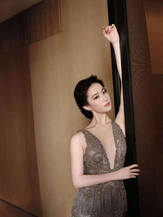 刘亦菲穿深V露背裙装 盘发配钻饰尽显优雅矜贵气质