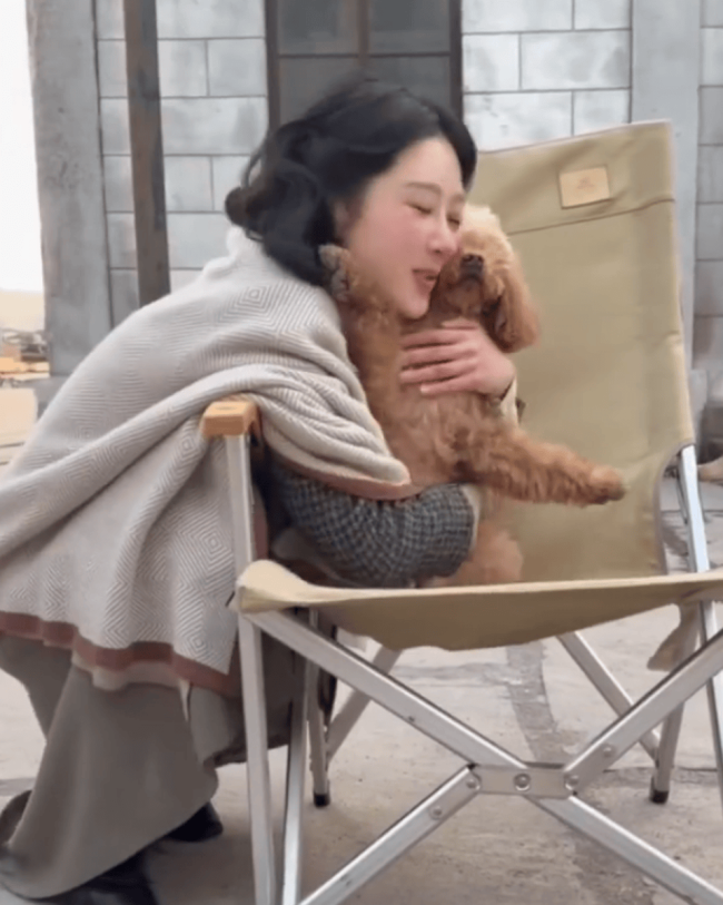 杨紫与宠物狗小piu亲密贴贴合影!画面温馨有爱