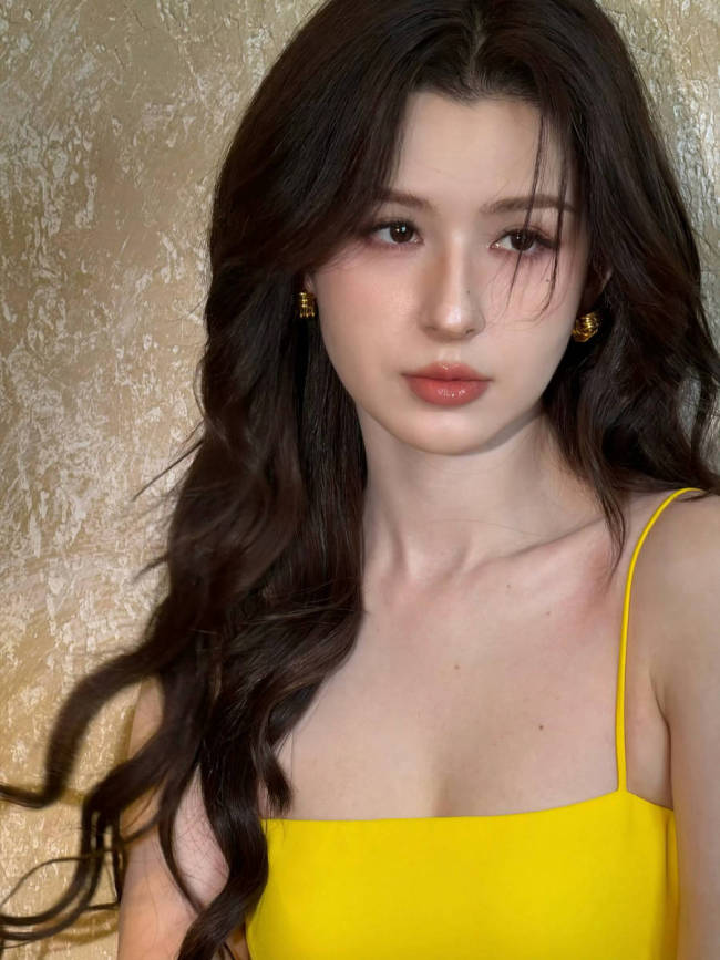 哈妮克孜穿吊带裙性感妩媚 大波浪发型明艳靓丽