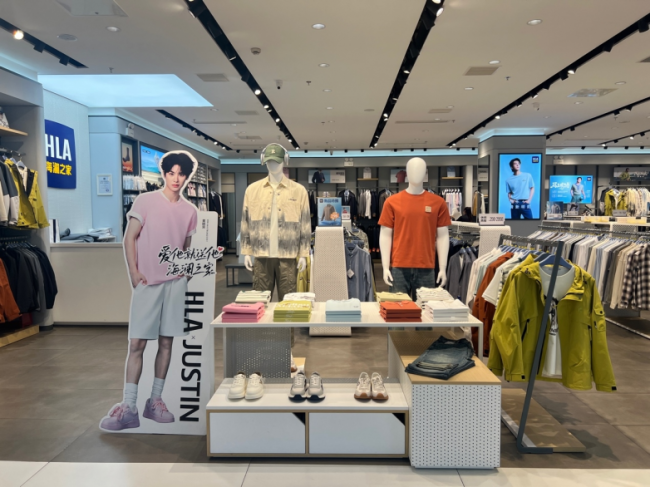 黄明昊人形立牌空降全国门店：海澜之家为粉丝准备了一场夏日奇遇