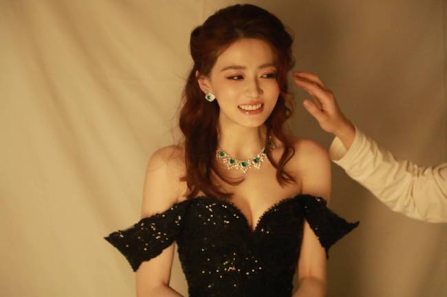 徐璐穿黑色深V裙身材曲线曼妙 卷发造型慵懒性感
