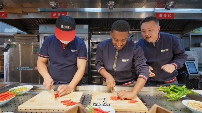 外国小哥零帧起手做蒸菜，《在长沙，都实现2》解锁浏阳蒸菜香辣秘诀