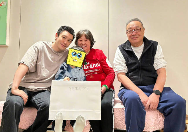 黄晓明晒与儿子骑行合照!小海绵开心比耶活力十足