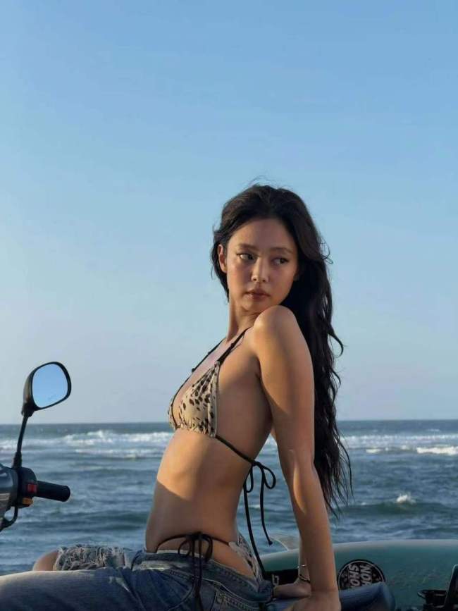 Jennie穿豹纹比基尼慵懒随性 曲线绝美超有生命力