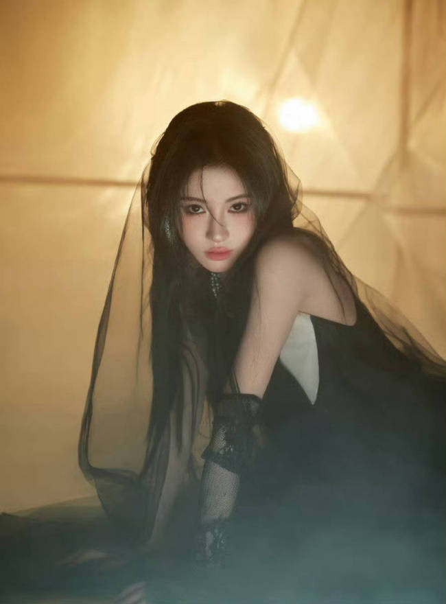 鞠婧祎黑纱长裙魅影翩跹 雾境光影下宛若神女下凡
