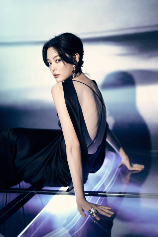 辛芷蕾身穿露背吊带裙性感吸睛 身材高挑气质在线