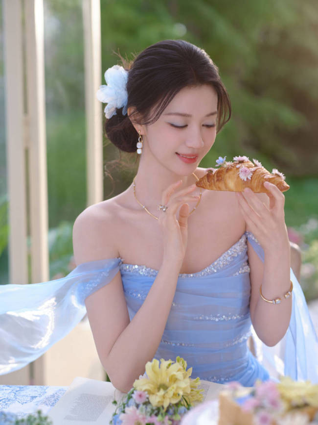 王楚然穿冰蓝纱裙宛若花中精灵 回眸灵动梦幻迷人