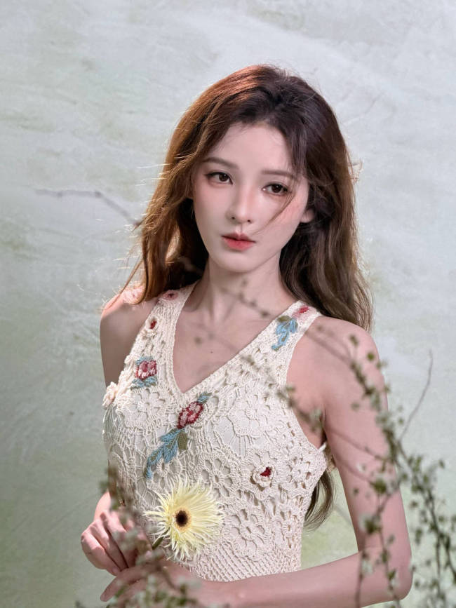 张予曦化身春日花仙子!置身繁花丛中唯美浪漫